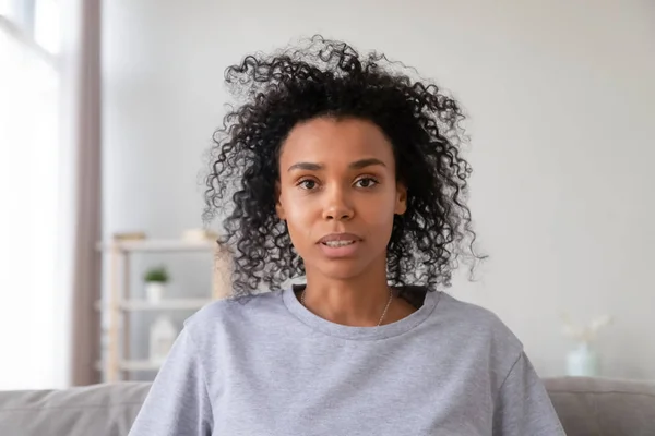 Hoofdschot portret van Afro-Amerikaanse vrouw het maken van video-oproep — Stockfoto