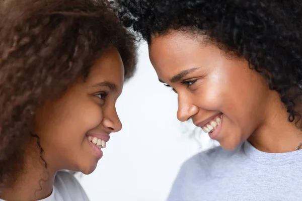 Primer plano afroamericano madre y adolescente hija disfrutando momento —  Fotos de Stock