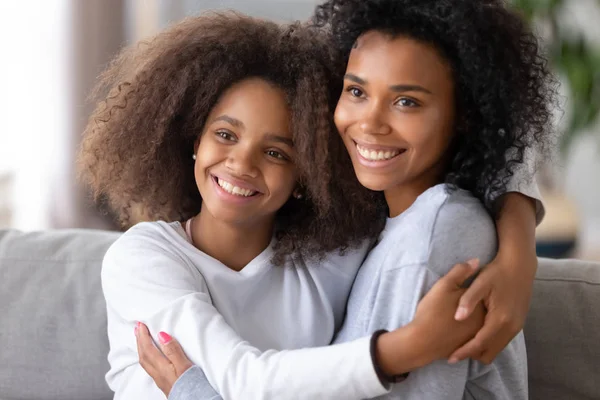 Mãe e filha afro-americana abraçando, posando para foto de família — Fotografia de Stock