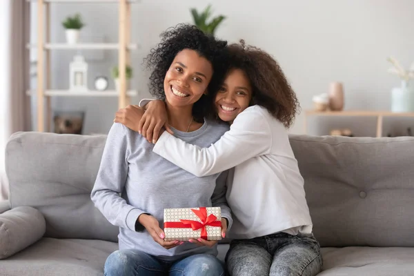 Head shot portrait of African American mother received gift from daughter — Stock Photo, Image