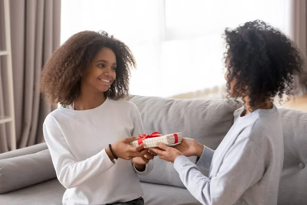 Afro-americana madre recibir regalo caja de sonriente adolescente hija —  Fotos de Stock