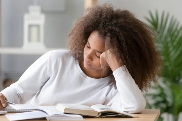 Gadis remaja Afrika Amerika membosankan melakukan tugas sekolah di rumah. — Stok Foto