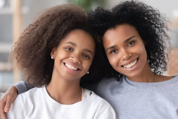 Retrato de la cabeza de la madre y la hija afroamericanas felices — Foto de Stock