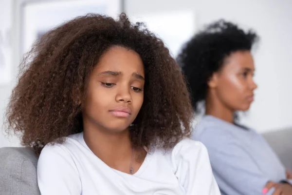 Unglücklich afrikanisch amerikanisch teen girl having problem mit strenge mutter — Stockfoto