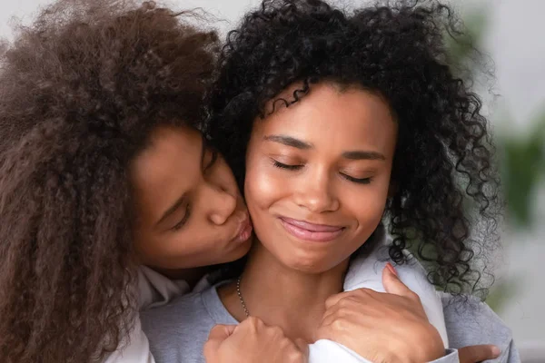 De cerca afroamericana adolescente hija abrazando sonriente madre —  Fotos de Stock