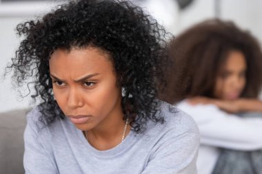 Kızgın Afro-Amerikan anne kavga dan sonra kızı görmezden