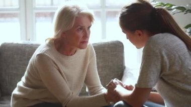 Ciddi yaşlı anne ve genç kızı sorunları paylaşan konuşuyor
