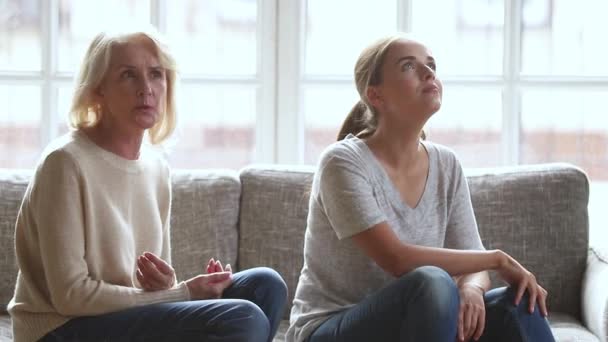 Testardo infastidito giovane figlia ignorando preoccupato stressato vecchia madre sostenendo — Video Stock