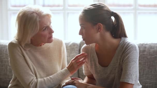 Preocupada vieja madre escuchando a la joven triste hija compartir problemas — Vídeo de stock