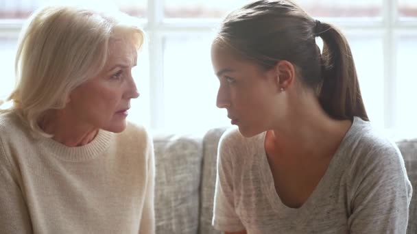 Verständnisvolle alte Mutter besorgt über verärgerte kleine Tochter, die Probleme hat — Stockvideo