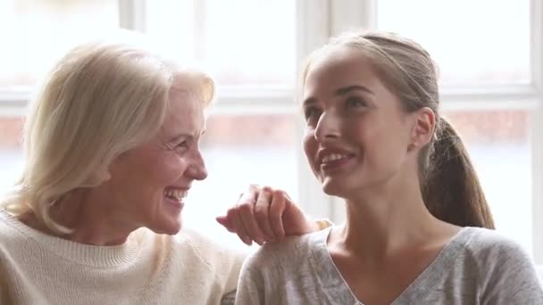 Gelukkige familie Senior volwassen moeder en jonge vrouw praten lachen — Stockvideo