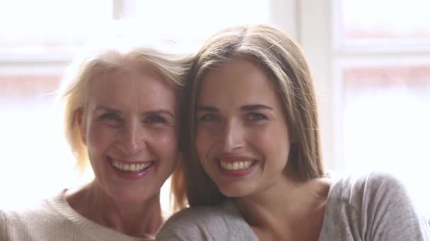 Ευτυχισμένος γριά μητέρα και νεαρή κόρη γελώντας κοιτάζοντας την κάμερα — Αρχείο Βίντεο