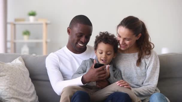 Szczęśliwy mieszane pochodzenie etniczne rodzina tata syn i Mama za pomocą telefonu — Wideo stockowe