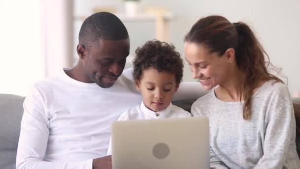 Ευτυχισμένος διαφυλετικός οικογένεια μαμά μπαμπάς και μικρός γιός χρήση laptop — Αρχείο Βίντεο