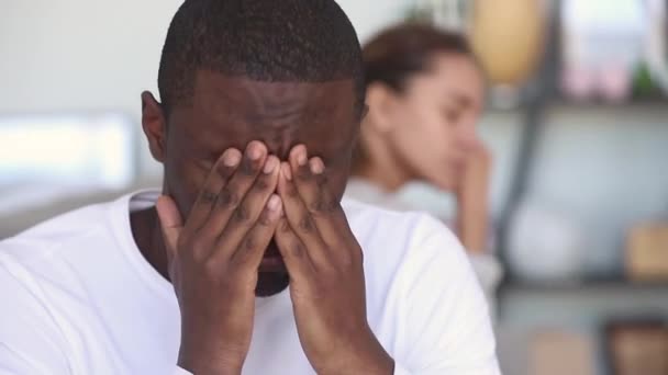 Λυπηρό στοχαστικό Αφρικανός Αμερικανός άνθρωπος αναστατωμένος μετά την πάλη με τη φίλη — Αρχείο Βίντεο
