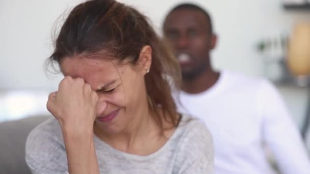 Perturbado estressado caucasiano menina ofendido por louco africano namorado gritando — Vídeo de Stock