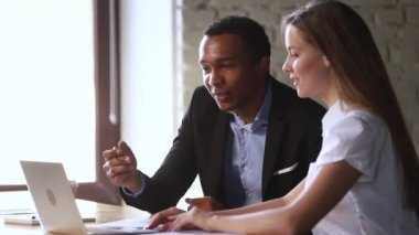 Afrikalı yönetici dizüstü bilgisayar ile kafkas müşteriiş teklifi yapmak