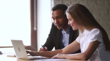 Gülümseyen kadın sigorta komisyoncusu danışmanlık erkek afrika müşteri dizüstü bilgisayar ile