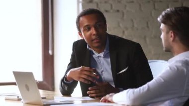 Afro-Amerikan profesyonel yönetici danışmanı danışmanı kafkas müşteri konuşmak