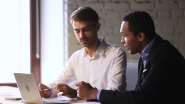 Mutlu erkek kafkas müşteri el sıkışma afrikayöneticisi sözleşme imzalamak