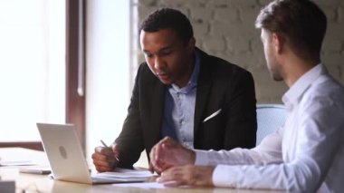 Mutlu Afrikalı müşteri el sıkışma kafkas yöneticisi iş sözleşmesi imzalamak