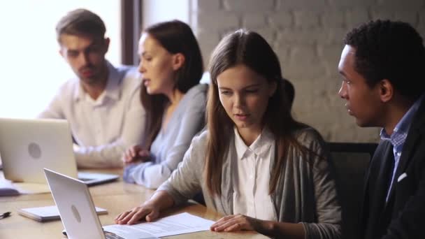 Upphetsad Worker dela goda nyheter med lyckliga lagkamrater fira Win — Stockvideo