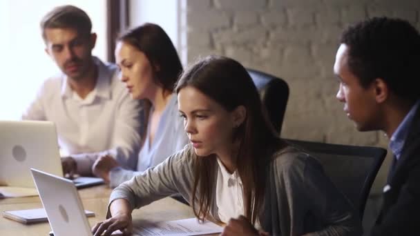 Stressed chocado diversos trabalhadores equipe frustrada com más notícias on-line — Vídeo de Stock