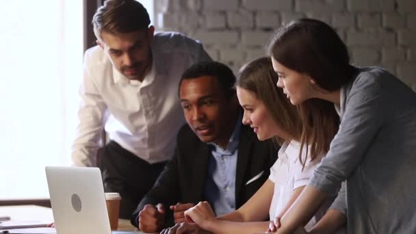 Afrikanisch-amerikanischer Mentor Leader Coach unterrichtet Teammitarbeiter mit Laptop — Stockvideo