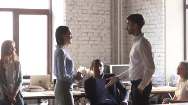 Mutlu kadın işçi öven tebrik el sıkışma patron terfi ödüllendirildi olsun