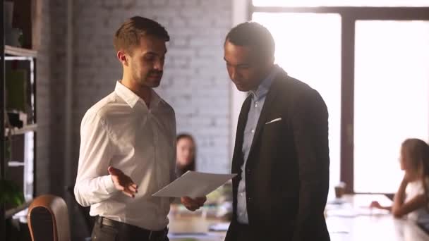 Diversos empresários discutem papelada apertar as mãos de pé no escritório — Vídeo de Stock