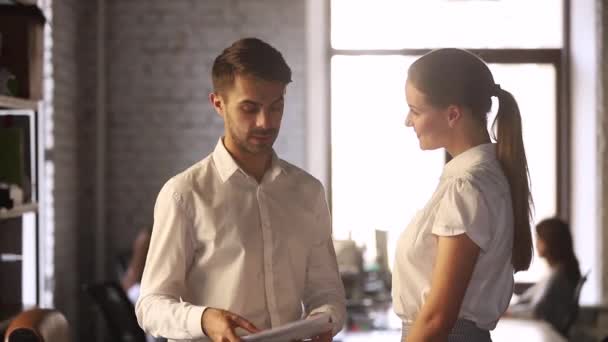 Jefe masculino discutiendo informe financiero con gerente femenino agradeciendo apretón de manos — Vídeos de Stock