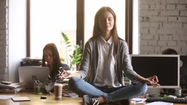 Nyugodt üzletasszony ül a irodai íróasztal meditálni kezelése munkahelyi stressz — Stock videók