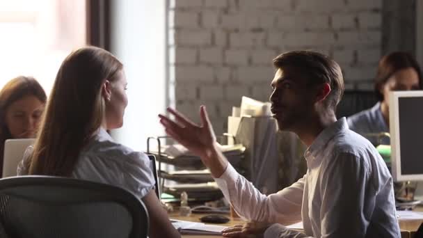 Homme d'affaires et femme d'affaires collègues de l'équipe discutent du projet de planification au bureau 