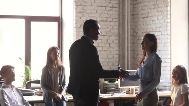 Behulpzame African American mannelijke baas hand Shake feliciteer gelukkige vrouwelijke werknemer — Stockvideo