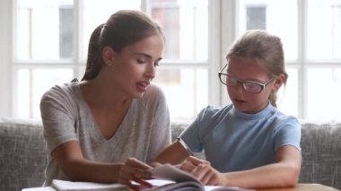 Bakım anne öğretmen evde ev ödevi ile çocuk kızı yardım