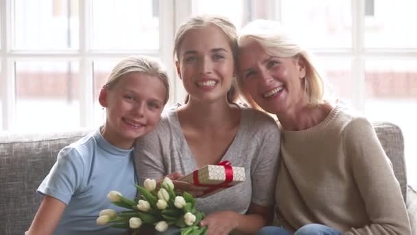 Gelukkige oude grootmoeder en kleine dochter feliciteren jonge moeder — Stockvideo