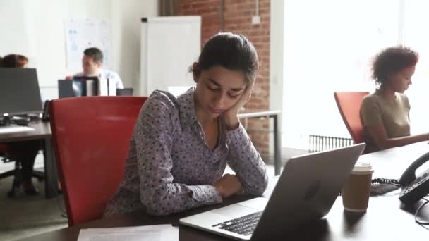 Vervelen Sad Indiase werknemer moe ongemotiveerd ongeïnteresseerd in saai werk — Stockvideo