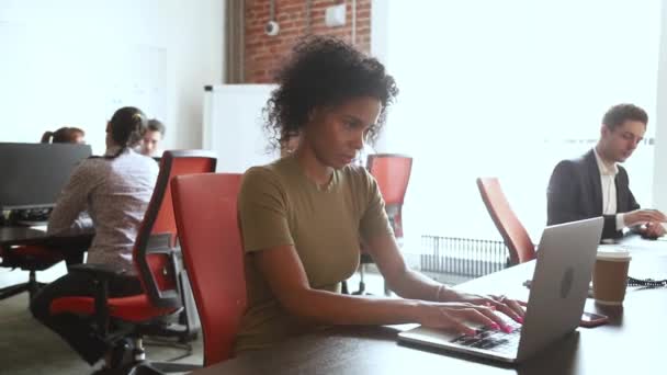 Fókuszált afrikai üzletasszony működő online gépelés elektronikus levél látszó-on laptop — Stock videók