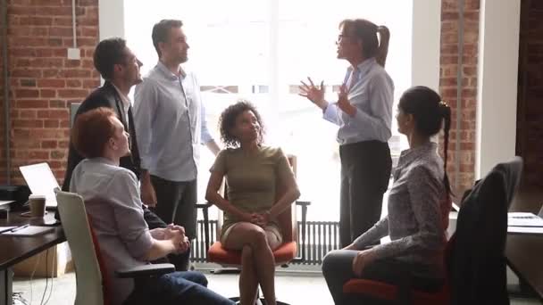 Feliz equipo de oficina de negocios multicultural dar cinco altos a mentor — Vídeos de Stock