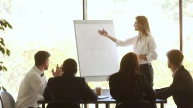 Kadın yönetici çalıştırıcı flip grafik sunum grafik açıklamak vermek