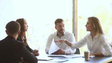 Erkek meslektaşım öfkeli iş kadınları ayrı toplantıda kavga tartışmak