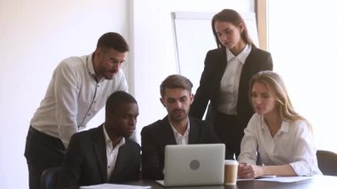 Koç ile çeşitli iş ekibi bilgisayar ile online proje tartışmak