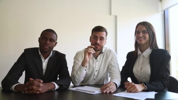 Business manager con il team effettuare videochiamate per il colloquio di lavoro — Video Stock