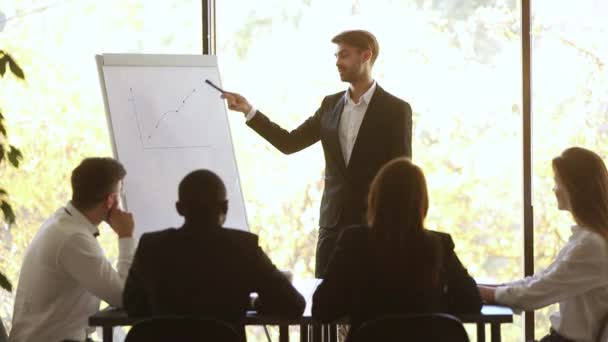 El orador de la conferencia del hombre de negocios da la presentación del rotafolio recibe aplausos del equipo — Vídeos de Stock