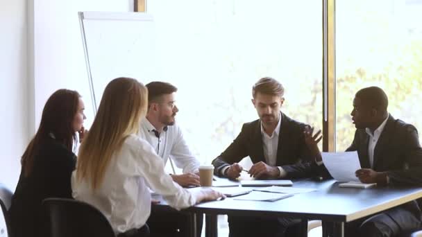 Gekke Afrikaanse blanke collega's die het gooien van papieren vechten op het werk betwisten — Stockvideo