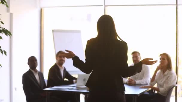 Жінка-лідер мотивує командні оплески святкувати успіх бізнесу, вид ззаду — стокове відео