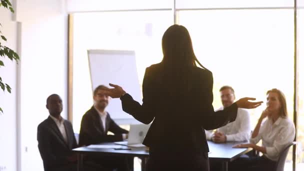 Kadın lider motive ekibi iş başarısı, arka görünüm kutlamak alkışlayan — Stok video