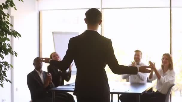 La vista posteriore a leader di team di uomini d'affari alza le mani festeggia il successo — Video Stock