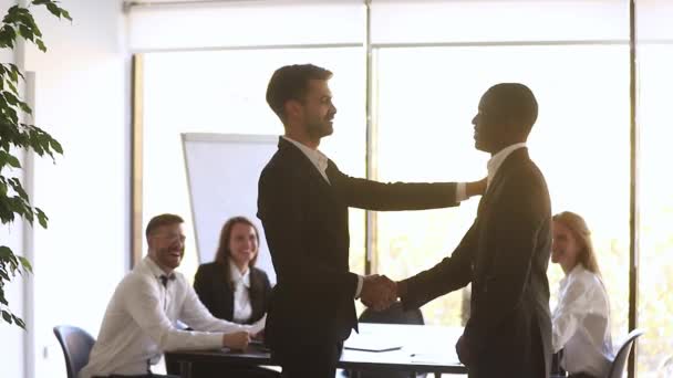 Hrdý šťastný Afričan je povýšen odměněn manažerem handshake — Stock video