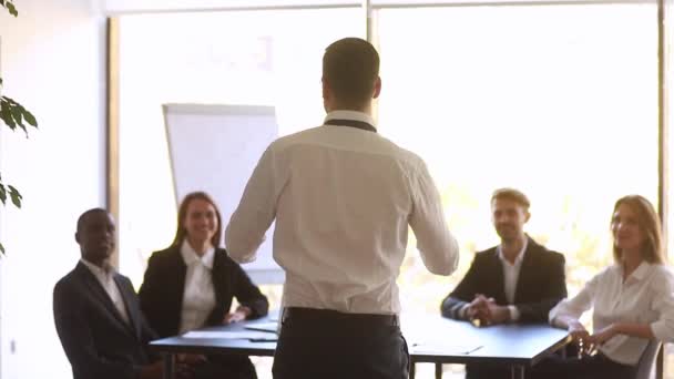 Líder de negócios motivar a equipe na reunião obter ovação, visão traseira — Vídeo de Stock